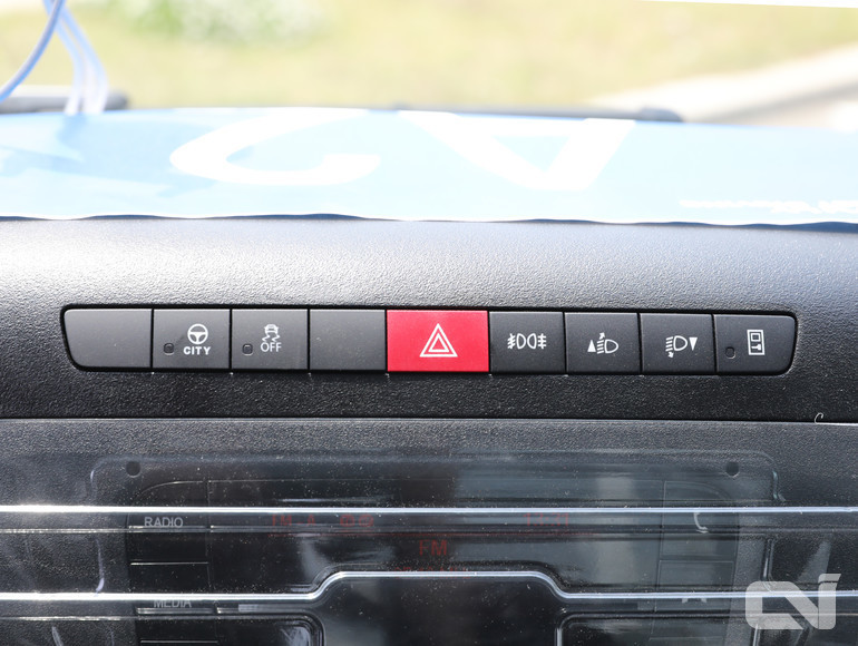 가장 좌측에 위치한 시티모드(City Mode) 버튼. 시티모드 버튼을 활성화 시키면 무거운 짐을 실었을 때도 운전대를 쉽게 조작할 수 있다.  
