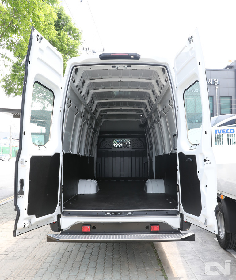 3.5톤 준중형 트럭에 준하는 적재공간과 적재함 높이, 낮은 지상고로 쾌적한 작업환경을 제공한다.