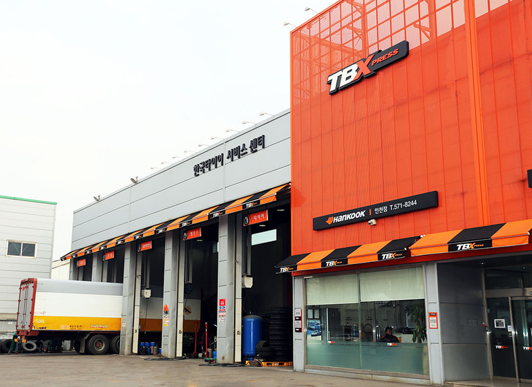 한국타이어가 오는 6월 말까지 상용차 타이어 전문매장 'TBX'에서 사용 가능한 할인 쿠폰 증정 이벤트를 진행한다.
