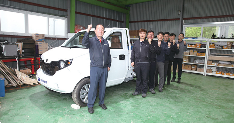 전기트럭 연구개발팀이 파이팅을 하고 있다. 맨 왼쪽이 전기트럭 개발총책인 오용근 한국쓰리축 전무.