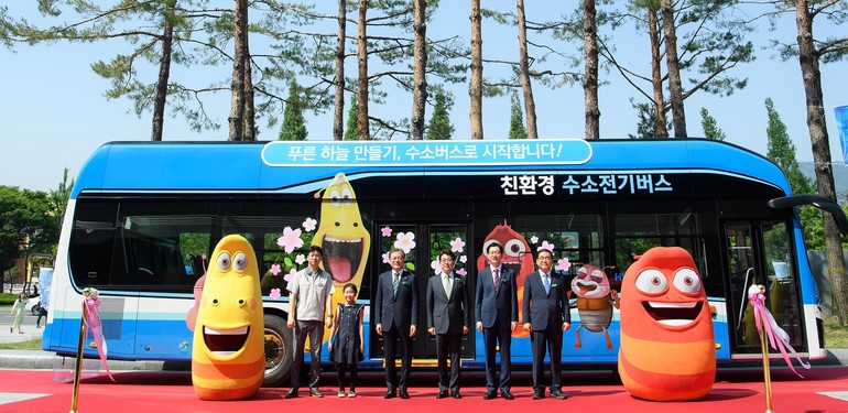 4일 창원시가 수소버스 운행 1주년을 맞이했다. 사진은 지난해 6월 문재인 대통령이 참가한 가운데 치뤄진 수소버스 정식 운행 기념식 모습.