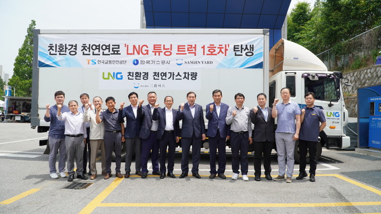 5일 한국가스공사가 국내 최소 LNG 튜닝트럭을 공개했다. 해당 트럭은 약 반년 간 시범운행을 거쳐 LNG 트럭 타당성 검증에 활용된다.