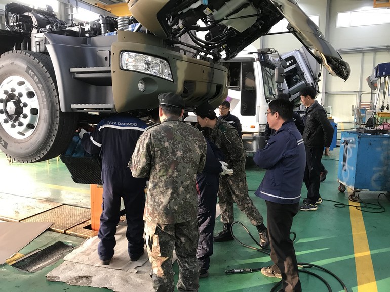 타타대우상용차는 매년 정기교육과 특별 방문교육을 통해 군부대에 차량 정비 기술을 전수하고 있다.