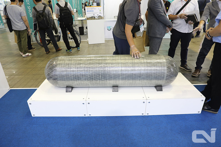 일진이 제조한 상용차용 수소연료탱크의 모습