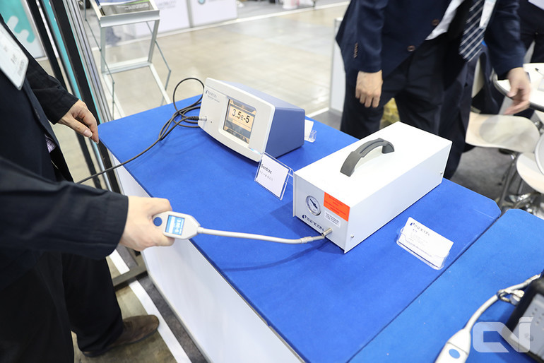 인피코가 자사 수소 누설 탐지기 '센트랙'을 시연하는 모습