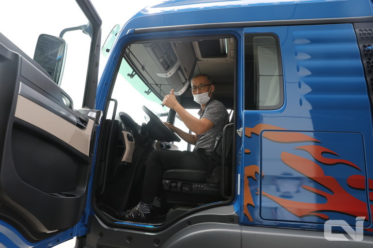 한 참가자가 시승차량으로 제공된 TGM에 탑승해 운전 준비를 하고 있다.