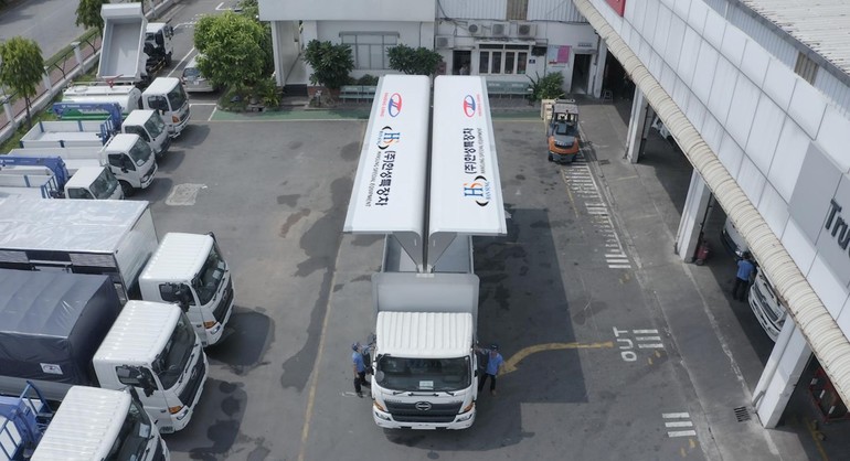 한성특장차와 베트남 현지 최대 특장업체 쯔엉 롱이 협력해 생산한 윙바디 트럭의 모습.