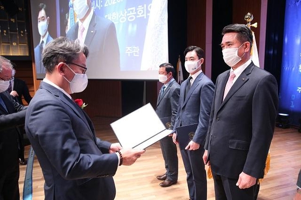 ‘제28회 한국물류대상 시상식’에 수상자로 참여한 강봉원 SK에너지 네트워크 사업부장(오른쪽)이 국무총리상을 수상하고 있다