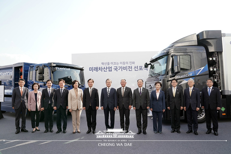 지난해 열린 미래차산업 국가비전 선포식에서 문재인 대통령을 비롯하 관계자들이 수소트럭 앞에서 기념사진을 촬영하는 모습. 정부는 지난해를 기점으로 친환경 상용차 보급에 속도를 내고 있다.