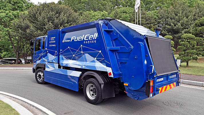 창원시에서 실증 중인 5톤급 수소청소차 모습.