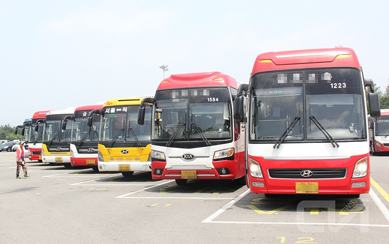 국토부가 지난 6년간 시행됐던 전세버스 운송사업 수급조절을 2년간 추가 연장한다고 밝혔다. 해당 조치는 오는 12월 1일부터 바로 적용된다.