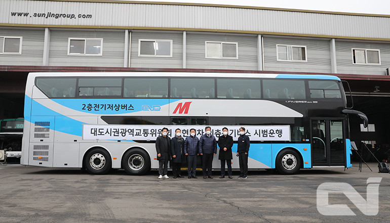 (좌측부터) 현대차 이윤 상용상품실 상무, 이윤규 버스총괄 상무를 비롯해 김포운수 및 대도시권광역교통위원회 관계자가 행사에 참석했다.