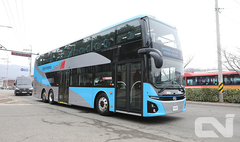 현대차의 2층 전기버스가 오는 2월 경기도 광역노선 투입을 앞두고 시범 운행을 진행하고 있다. 이번 2층 전기버스는 2021년에 약 40대가 보급될 예정이다.