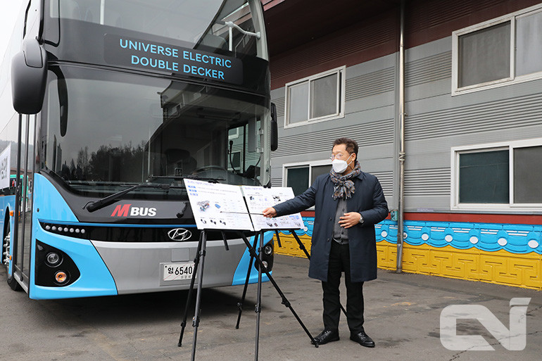 이윤규 현대차 버스총괄 상무가 2층 전기버스의 상세 스펙을 설명하고 있다.