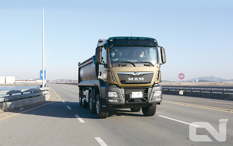 ​만트럭버스코리아가 2020년 11월 새로운 덤프트럭으로 돌아왔다. 유로6D 환경규제를 충족한 뉴 MAN TGS 8X4 덤프트럭을 선보인 것. 설계하중을 41톤으로 늘려 적재중량 25.5톤으로 인증을 완료했다.
