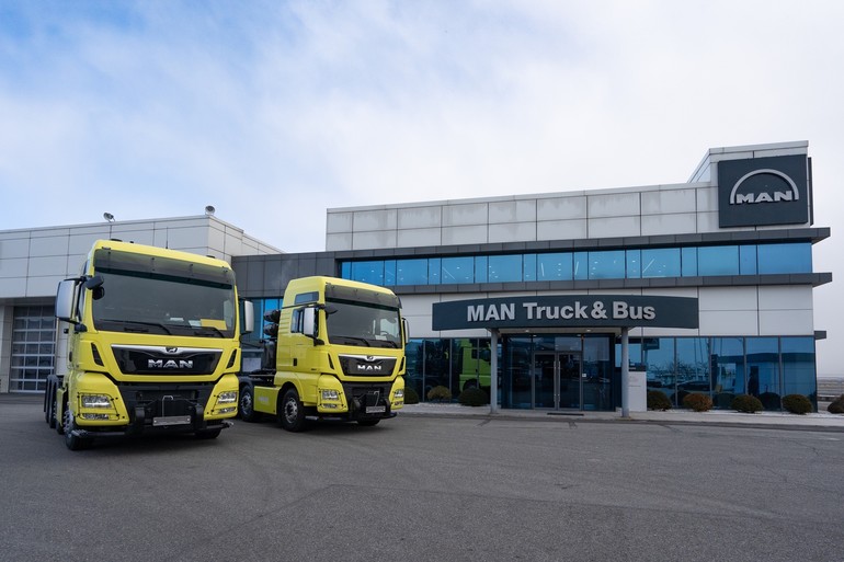 만트럭버스코리아가 4일 최대 250톤 견인능력을 갖춘 고하중 트랙터 MAN TGX 8X4/4를 고객사에 인도했다고 밝혔다.