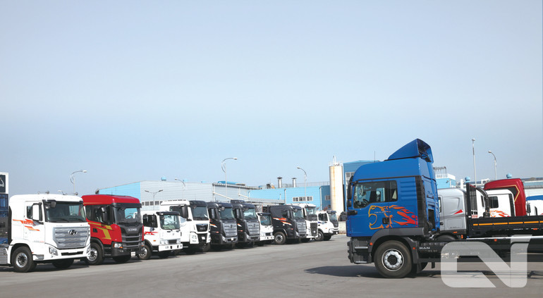 코로나19에도 불구하고 지난해 4.5톤 이상 중대형트럭(카고+특장차, 트랙터, 25톤 이상 덤프)의 신규등록이 1만 6,388대로, 2019년(1만 5,991대)과 비교해 2.5% 증가했다.