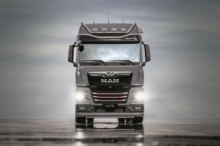 만트럭버스가 지난 14일 신형 하이엔드 모델인 'MAN TGX 라이온 S'를 공개했다.