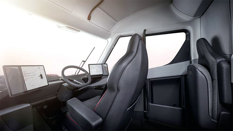 테슬라 세미트럭의 실내.