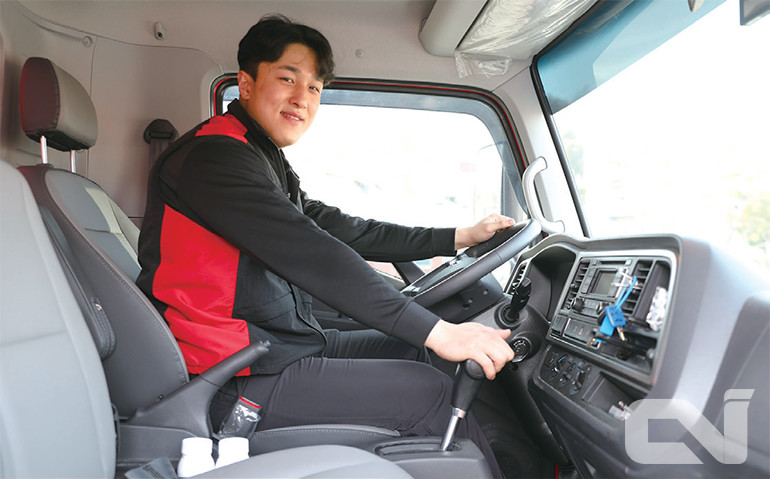앨리슨 전자동변속기가 탑재된 마이티트럭을 운전하는 김두강 코카콜라 안양물류센터 사원.