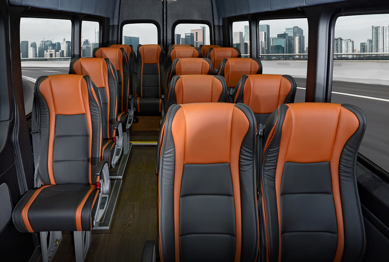 뉴 스프린터 519 CDI Extra Long은 동급 미니버스와 비교해 우수한 첨단안전사양과 안락한 승차감을 지녔다.