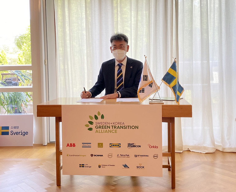 13일 오전 서울 성북구 주한 스웨덴대사관저에서 열린 한국-스웨덴 녹색전환연합 2021 출범식 참석한 박강석 볼보트럭코리아 대표가 볼보트럭의 탄소 감소 목표에 대해 발표하고 있다.