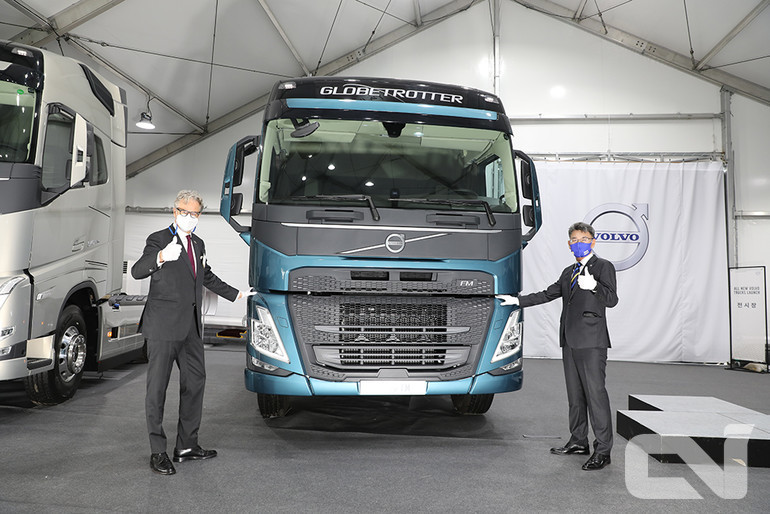 박강석 볼보트럭코리아 대표(우측)와 야콥 할그렌 주한 스웨덴 대사가 베일을 벗은 신형 대형트럭 FM 앞에서 자세를 취하고 있다.