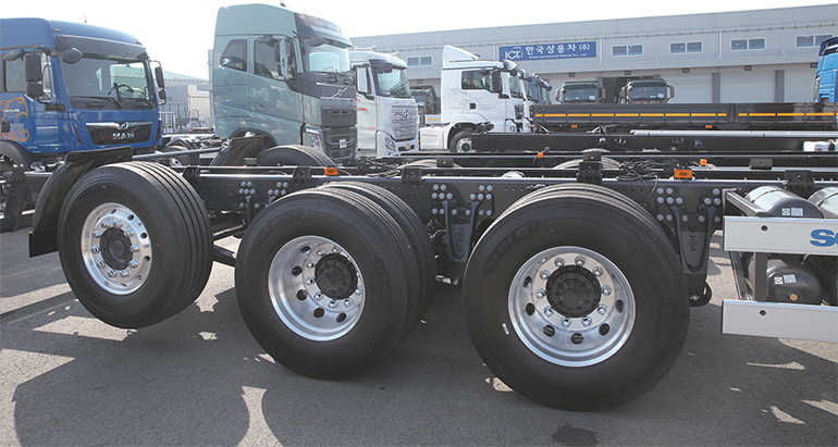 한국상용트럭의 가변축 차량 모습. 오는 7월 1일부터는 한국상용트럭이 자체 개발한 ‘가변축 자동하향시스템’이 적용된다.