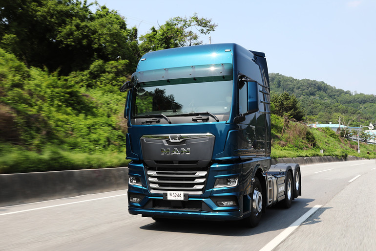 시승을 진행하고 있는 뉴 MAN TGX 트랙터 모델.