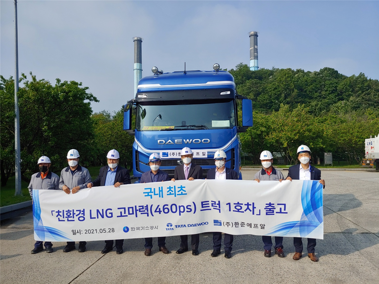 지난달 28일 타타대우상용차의 460마력 LNG 트랙터가 친환경물류 운송사 (주)한준에프알에 인도됐다. 460마력 LNG 트랙터가 실제 상업 운송 현장에 투입되는 건 이번이 처음이다.