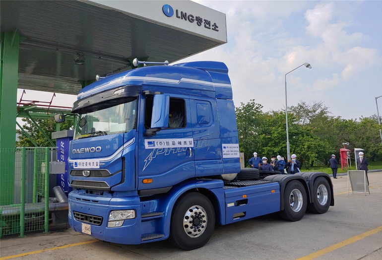 타타대우가 개발한 460마력 LNG 트랙터는 올해 저공해차 인증을 받았다. 볼보트럭과 이베코가 유럽에서 판매 중인 LNG 트랙터나 동급 경유트럭과 동등한 수준의 출력을 발휘한다.