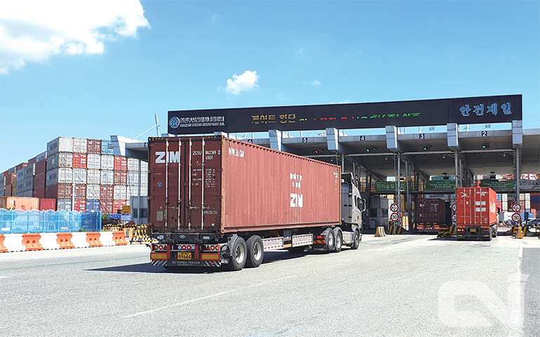 안전운임제에 적용되는 컨테이너 트레일러 모습.