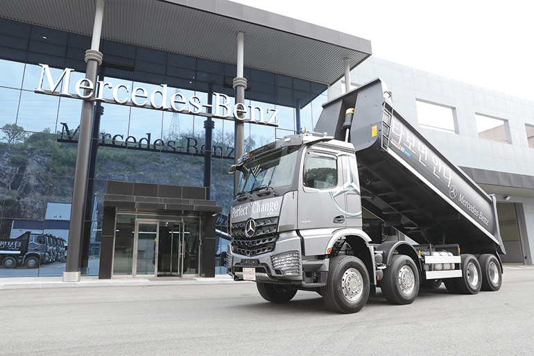 새로 출시된 벤츠 뉴 아록스 덤프트럭