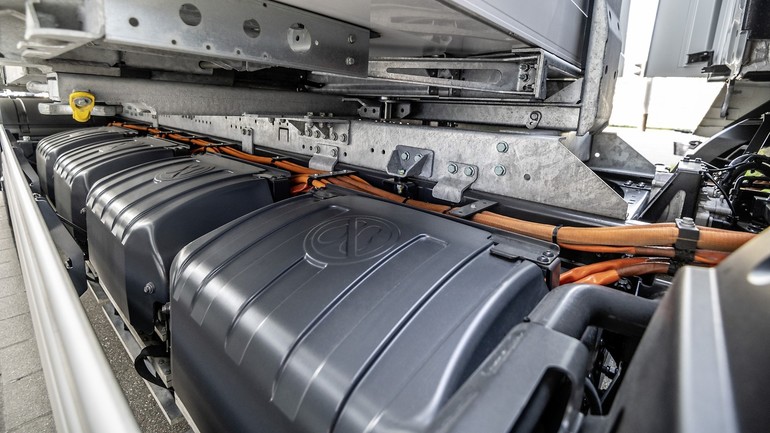 이번 e악트로스는 105kWh급 배터리팩을 최대 4개까지 탑재해 한 번 충전에 400km를 주행한다.