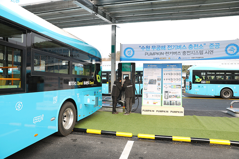 친환경 전기버스 충전 시연모습
