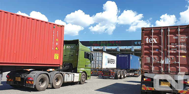 국내 수출입 물동량이 수개월째 ‘역대급’ 실적을 기록하면서 화물운송시장도 코로나19 이전 수준을 회복한 것으로 조사됐다. 사진은 수출입항구로 진입 중인 컨테이너 모습.