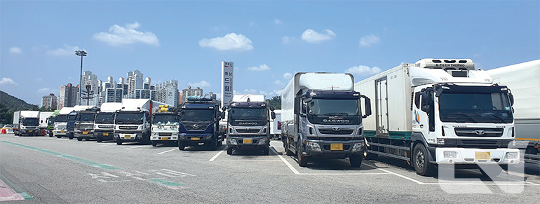 화물차의 등록대수가 해를 거듭할수록 꾸준히 증가하고 있는 가운데 17년째 허가제로 묶여 있는 영업용 화물차 시장도 지속적으로 팽창하고 있다