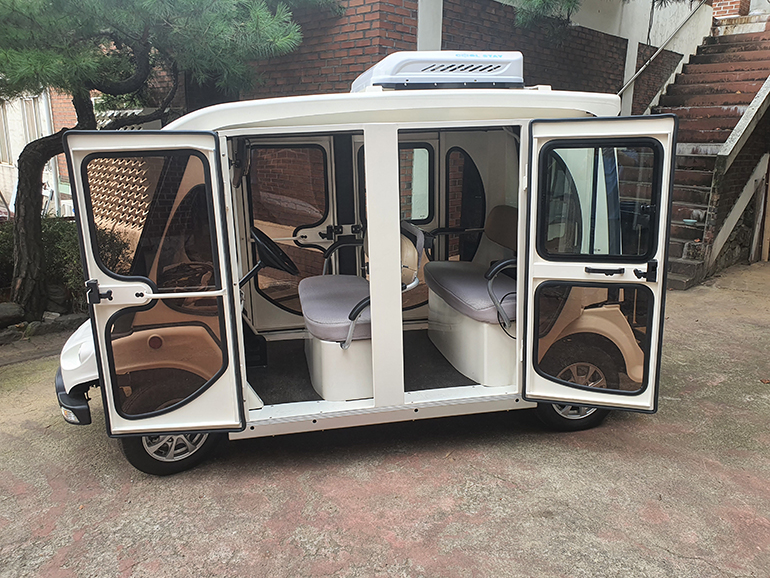 냉난방캐빈형 e-골프카트 캐빈도어 오픈 모습.