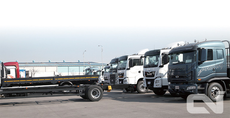 8톤급 준대형트럭에 가변축을 장착하기 위해 대기 중인 트럭들.