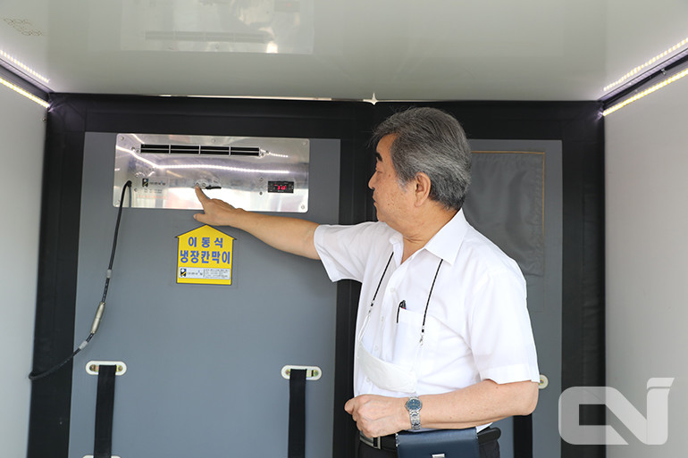 이동식 냉장칸막이에 대해 설명하는 조원철 대표