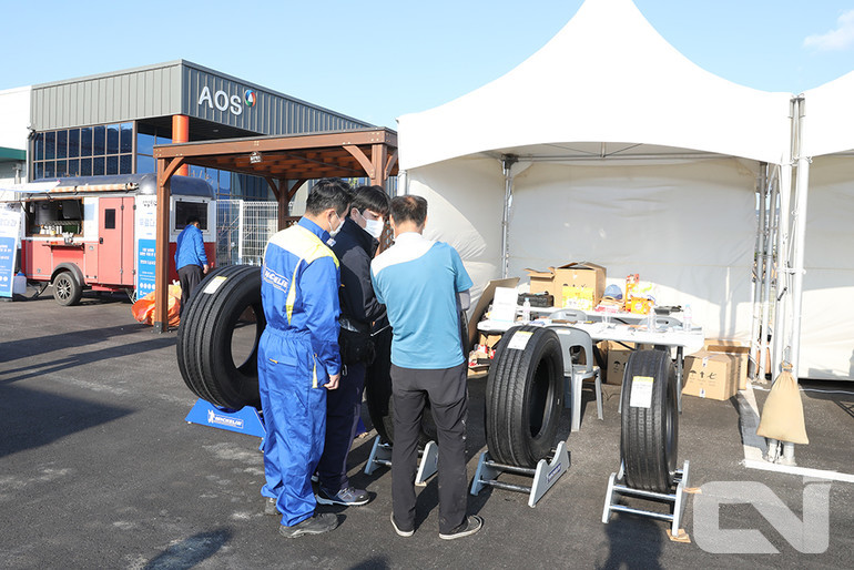 이번 행사에는 타타대우의 협력 부품업체가 참여해 각 부품에 대한 상세한 상담을 진행한다. 사진은 미쉐린코리아가 타이어 상담을 진행하는 모습.