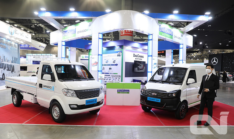 국산 전기차 제조업체 대창모터스가 26일 고양시 킨텍스에서 열린 2021 서울모빌리티쇼에 참가해 소형 전기화물차를 선보였다. (좌측부터) 다니고-C와 다니고 밴.