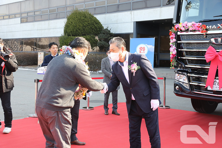 김혁원 대표(왼쪽)와 김방신 타타대우상용차 사장이 인사를 나누는 모습.