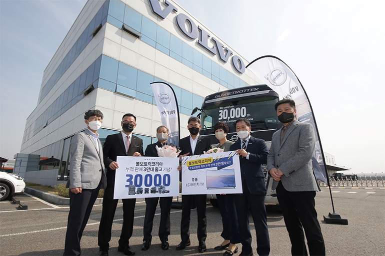 볼보트럭코리아가 지난 18일 누적판매 3만 대를 맞아 구매고객을 초청해 출고식을 진행했다. 왼쪽에서 4번째 박강석 볼보트럭코리아 대표이사
