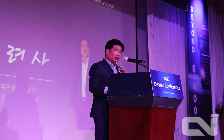 김정우 대표가 참가자들에게 격려의 인사를 전하는 모습.