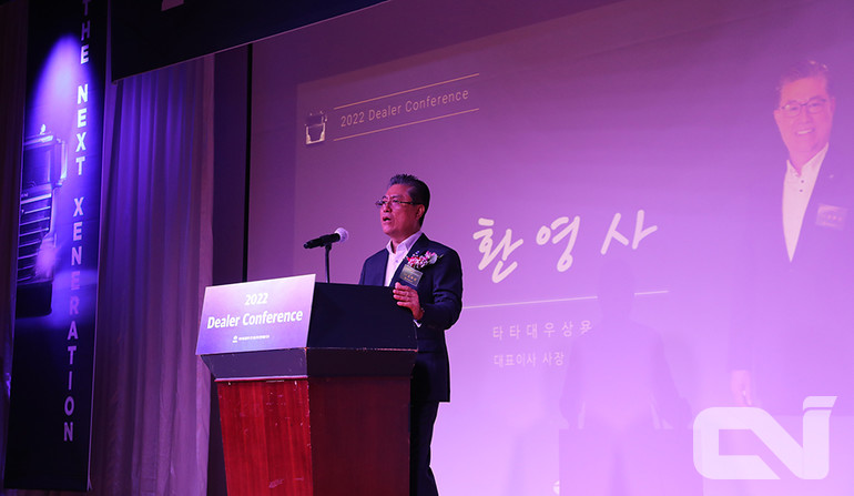 김방신 사장이 참가자들에게 감사의 인사를 전하는 모습.