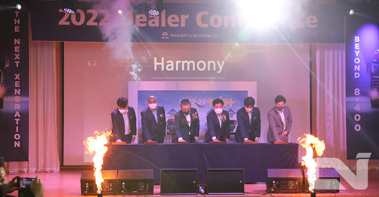 타타대우상용차가 지난 21일 2021 딜러컨퍼런스를 개최했다. 사진은 김방신 사장과 김정우 대표를 비롯해 대상 수상자들이 핸드프린팅을 하는 모습.