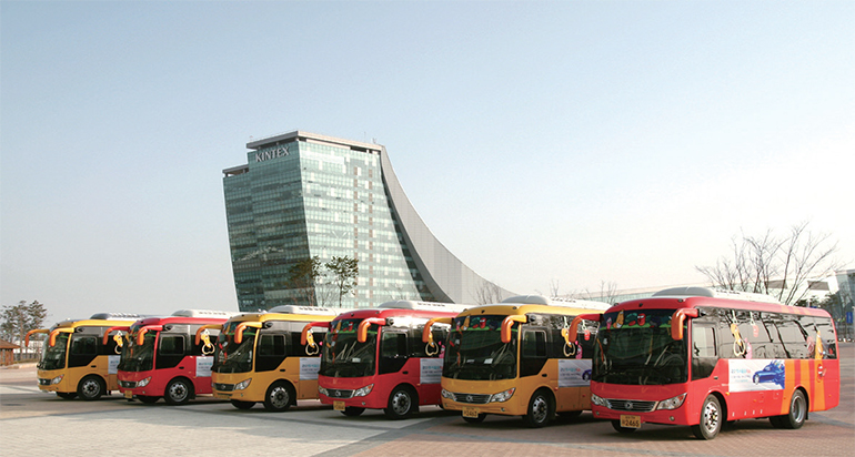 2015년 서울모터쇼에서 셔틀버스로 활용된 중국 선롱버스
