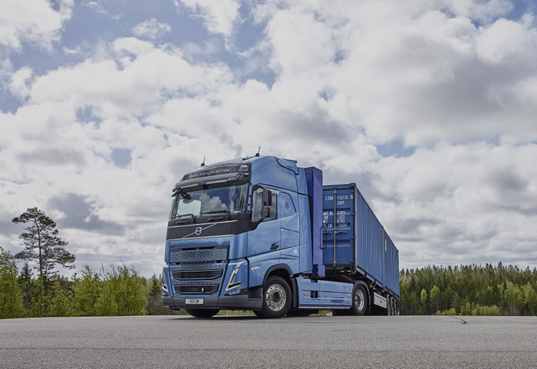 볼보트럭은 지난 20일 최대 1,000km를 주행하는 수소전기트럭을 공개했다.