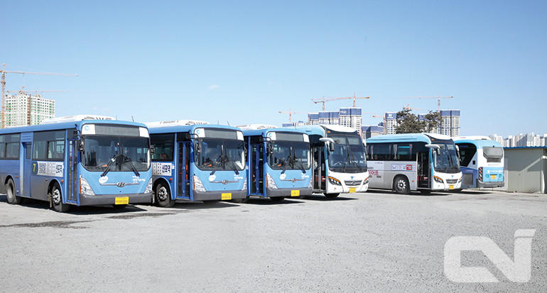 전기버스로 전환되고 있는 시점서 국산 버스 업계가 심상치 않다. 국산 버스 업체인 자일대우버스와 에디슨모터스가 고정비를 줄이고, 유동성을 확보하기 위해 회사 조직을 재정비하거나 자산 매각에 나설 정도다.